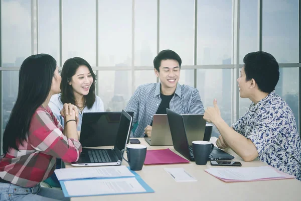 Geschäftsteam diskutiert im Büro — Stockfoto