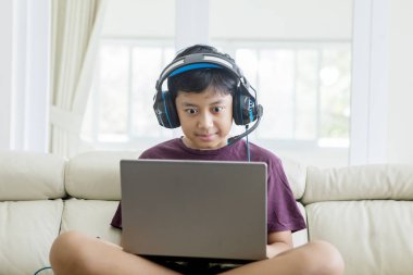 Stüdyoda bagaj ve telefon ile Genç çocuk