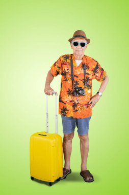 Yaşlı adam stüdyoda dilini gösteriyor