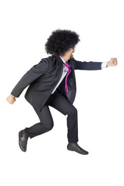 Kıvırcık saçlı işadamı stüdyoda ayakta