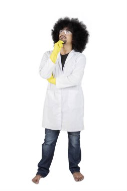 Stüdyoya bakan pensive erkek bilim adamı