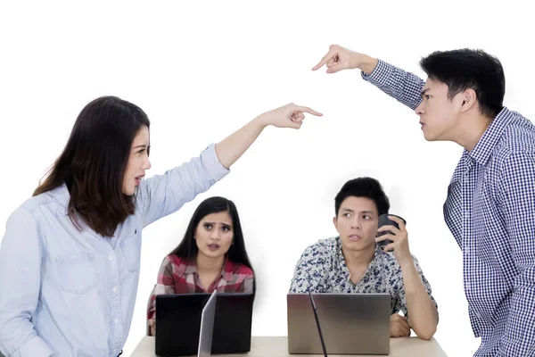 Dos trabajadores acusándose mutuamente en el estudio — Foto de Stock