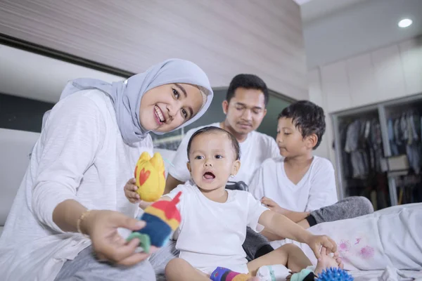 Moslim familie genieten van vrije tijd op het bed — Stockfoto