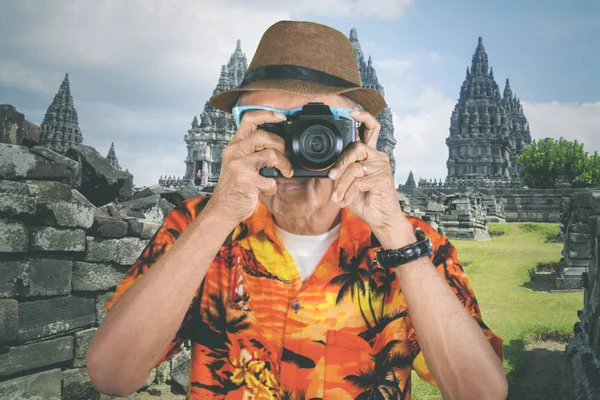 シニア旅行者は、プランバナン寺院の写真を撮ります — ストック写真