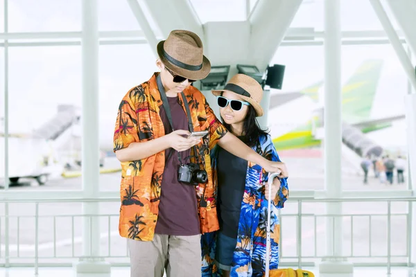 两个小游客在机场用手机 — 图库照片