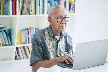 Stüdyoda güneş gözlüğü takan mutlu yaşlı adam