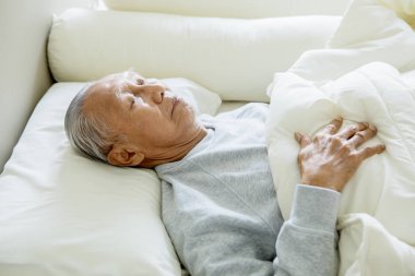 Stüdyoda güneş gözlüğü takan mutlu yaşlı adam