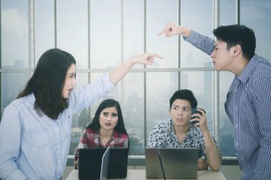 Toplantıda birbirini suçlayan iki işçi