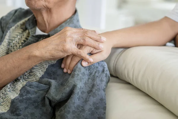 Vecchio che mostra la lingua in studio — Foto Stock