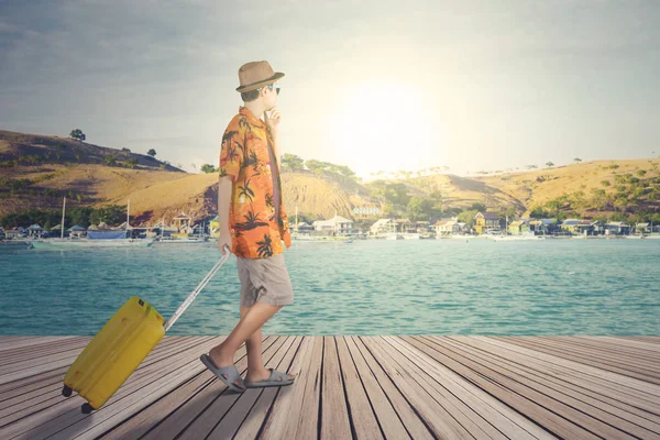 Preteen boy carries a luggage on the dock bridge — Stock Photo, Image