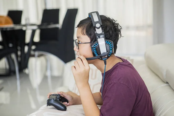Frühchen Junge trägt Headset für Videospiele — Stockfoto