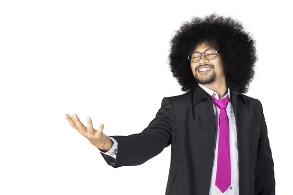 Afro-Geschäftsmann hält etwas auf der Hand — Stockfoto