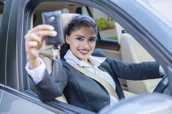 Affärskvinna som visar en bil nyckel i bilen — Stockfoto