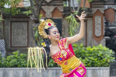Tapınakta dans gösteren Bali dansçısı