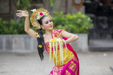 Güzel dansçı açık havada Pendet dans dans