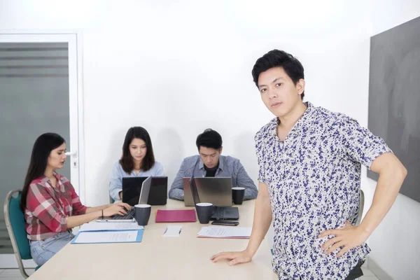 Unternehmer steht mit seinem Team im Amt — Stockfoto