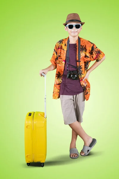 Ásia preteen menino prende um bagagem no estúdio — Fotografia de Stock