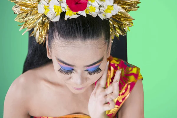Piękne Balijski tancerz stosując szminkę — Zdjęcie stockowe