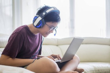 Bilinmeyen preteen çocuk kulaklık ile Tv izler