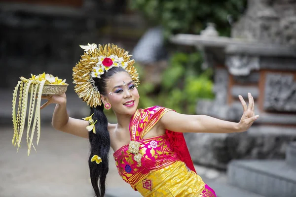 Молодая балийская танцовщица, танцующая в храме — стоковое фото
