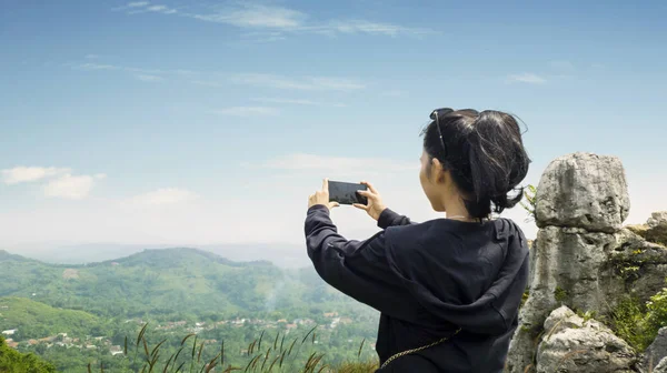 Woman takes photo of beautiful nature landscapes — Stock Photo, Image