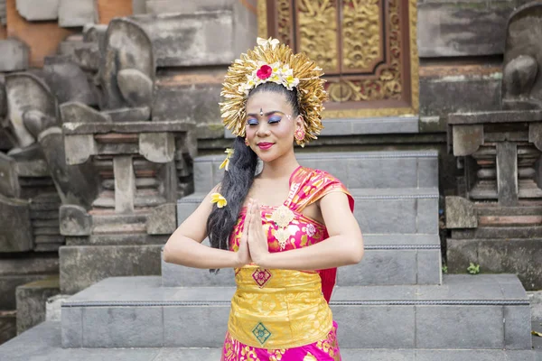 Jovem bailarina balinesa em traje tradicional — Fotografia de Stock