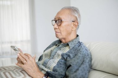 Stüdyoda güneş gözlüğü takan mutlu yaşlı adam