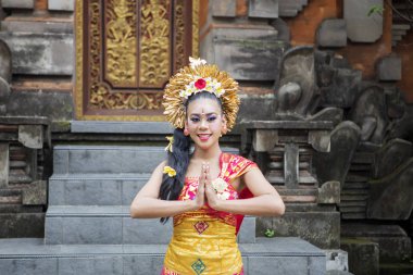 Dost bali dansçı hoş geldin jesti gösteren