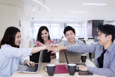 Erkek girişimci stüdyoda ekibiile duruyor