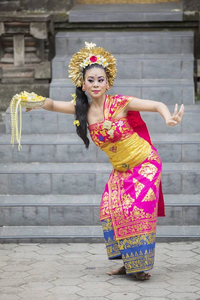 Vrouwelijke Pendet danser draagt bloemblaadjes — Stockfoto