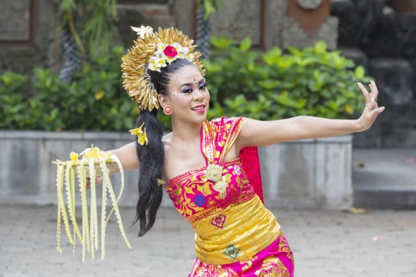 Bailarina femenina de Pendet mostrando un baile al aire libre —  Fotos de Stock