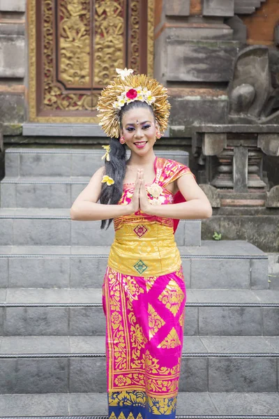 Vriendelijke Balinese danseres in traditioneel kostuum — Stockfoto