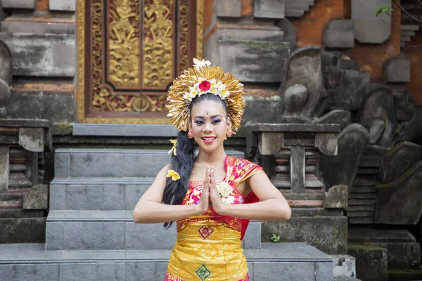 Vriendelijke Balinese danseres die een welkomst gebaar toont — Stockfoto