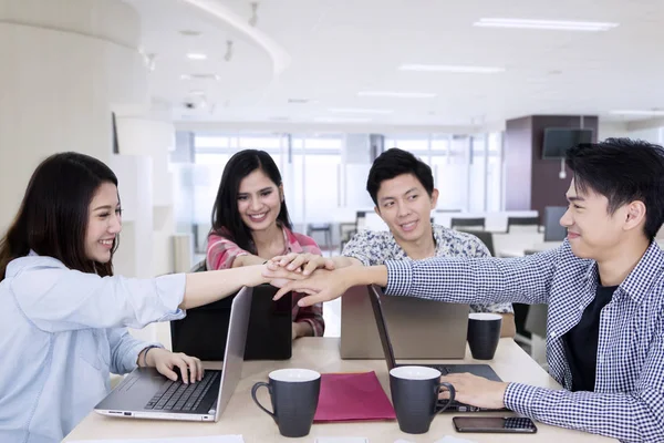 Empreendedor masculino está com sua equipe no estúdio — Fotografia de Stock