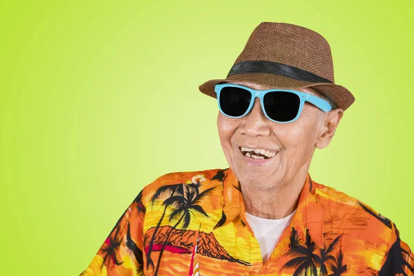 Homem velho feliz usando óculos de sol no estúdio — Fotografia de Stock