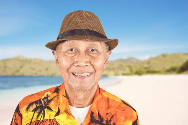 Feliz anciano viste ropa de verano en la playa — Foto de Stock