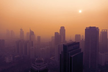 Gün batımında Jakarta şehri kapsayan Hava kirliliği