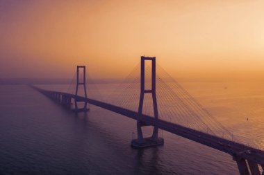 Günbatımında Suramadu Köprüsü güzel sahne