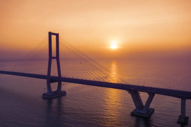 Gün batımı güzel Suramadu köprü sahne