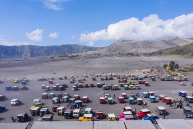 Vagonlar eteklerine Park edilmiş arabalar Bromo Dağı