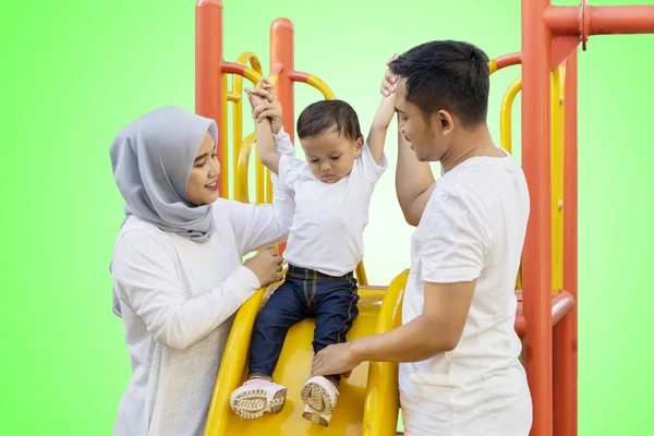 Bayi perempuan bermain di slide dengan orang tuanya di studio — Stok Foto