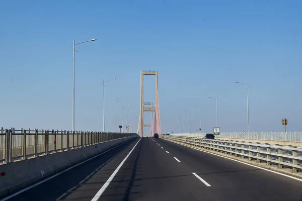 Mavi gökyüzü altında güzel uzun Suramadu Köprüsü — Stok fotoğraf