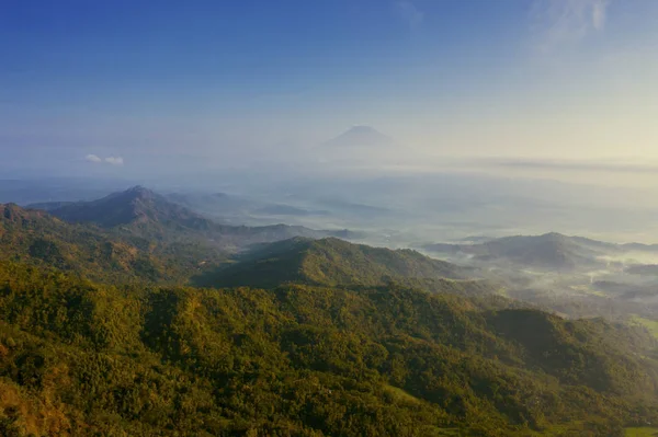 Sabahları güzel puslu dağ manzarası — Stok fotoğraf