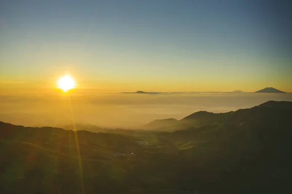 Beautiful mountain peak scenery at sunrise time — Stock Photo, Image