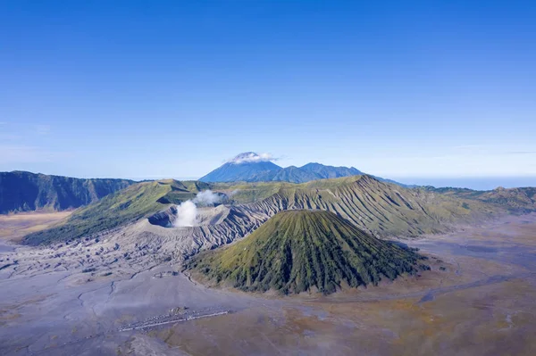 Hermoso monte Bromo bajo el cielo azul —  Fotos de Stock