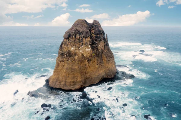 Hermoso paisaje marino en la playa de Papuma con gran roca —  Fotos de Stock