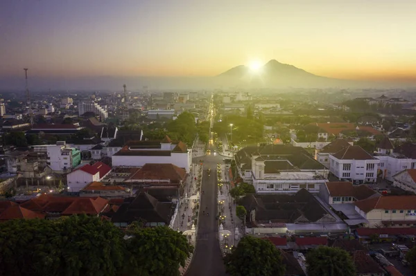 Vacker soluppgång vid nollpunkt kilometer i Yogyakarta — Stockfoto