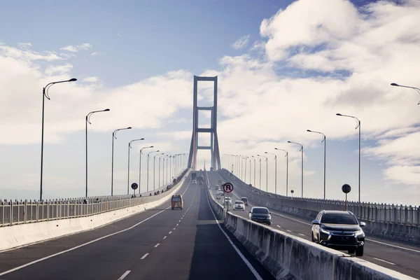 スラマドゥ橋の有料道路を横断する車 — ストック写真