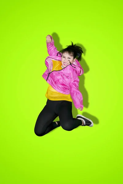 Cheerful hip-hop dancer jumping on studio — Stock Photo, Image