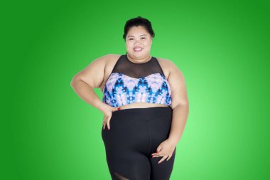 Kendine güvenen obez kadın spor giyim giyiyor